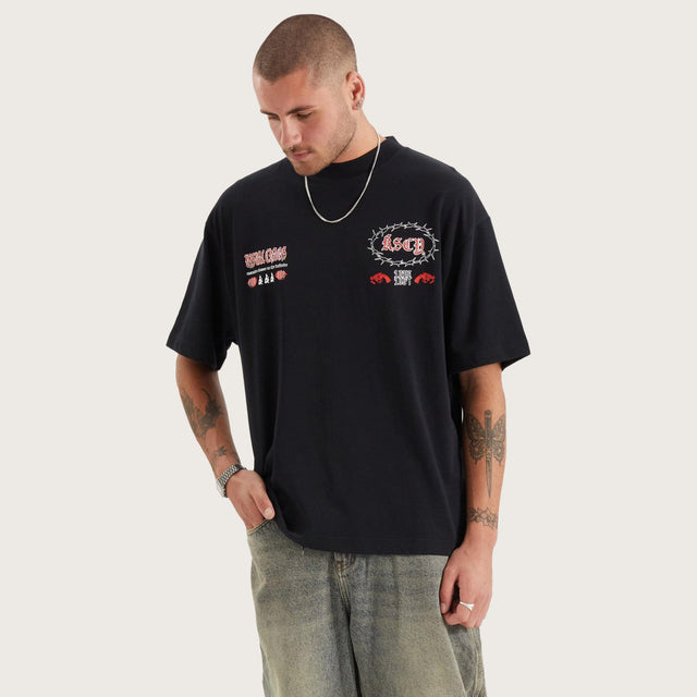 Model wears Cascade Heavy Street Fit Tee Anthracite T-Shirts in Black - Image 2