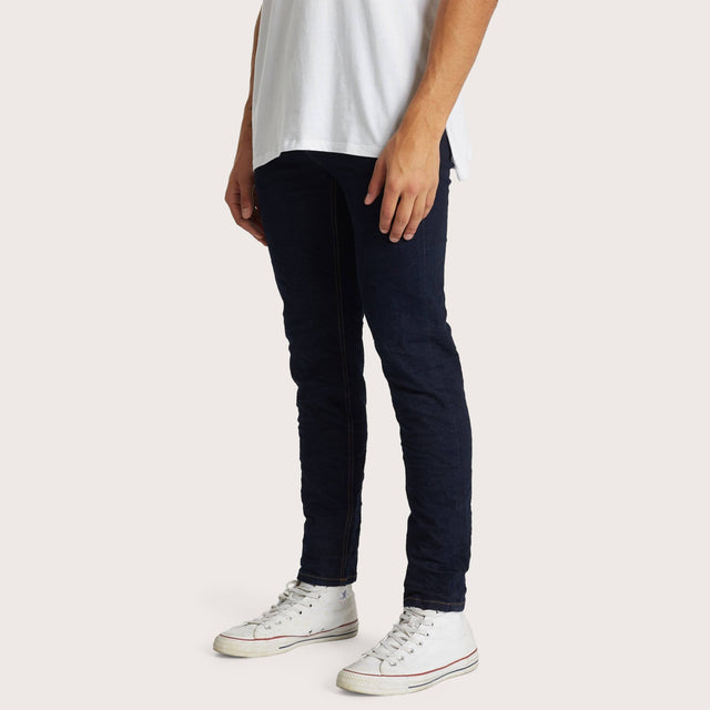 Model wears K2 Skinny Fit Jean Dresden Blue Pants in Blue - Image 2