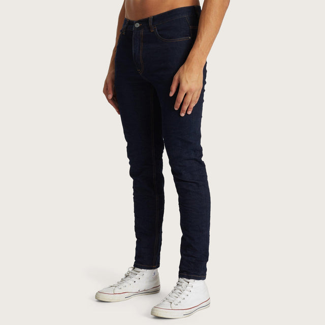 Model wears K2 Skinny Fit Jean Dresden Blue Pants in Blue - Image 4