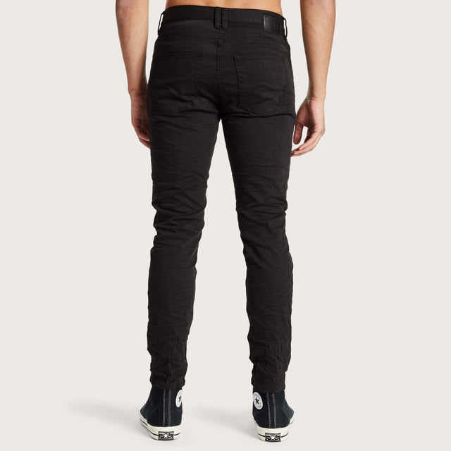 Model wears K2 Skinny Jeans Destroyed Black Pants in Black - Image 2