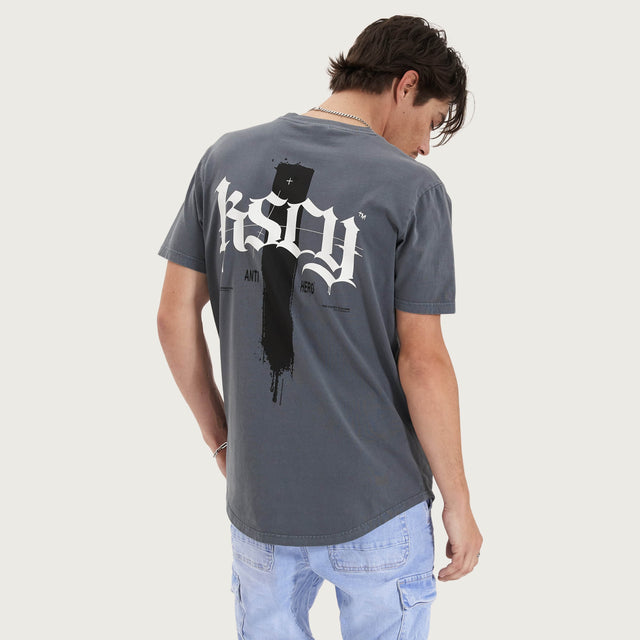 Model wears Strayverse Dual Curved Tee Pigment Turbulence T-Shirts in Grey - Image 1