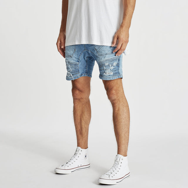 Model wears Carter Denim Shorts Horizon Blue Shorts in Blue - Image 3