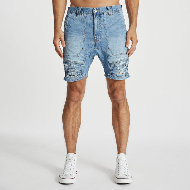 Model wears Carter Denim Shorts Horizon Blue Shorts in Blue - Image 4