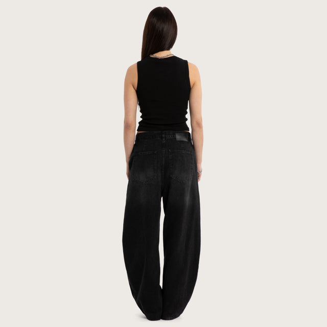 Model wears Visor Rib Tank Jet Black Tanks Black – image 4