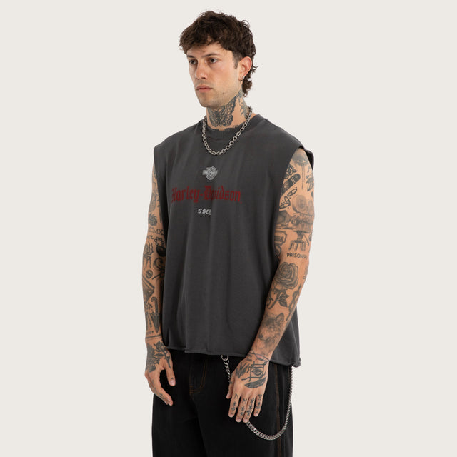Model wears Cylinders Mechanic Muscle Pigment Black Muscle Tees Black – image 3
