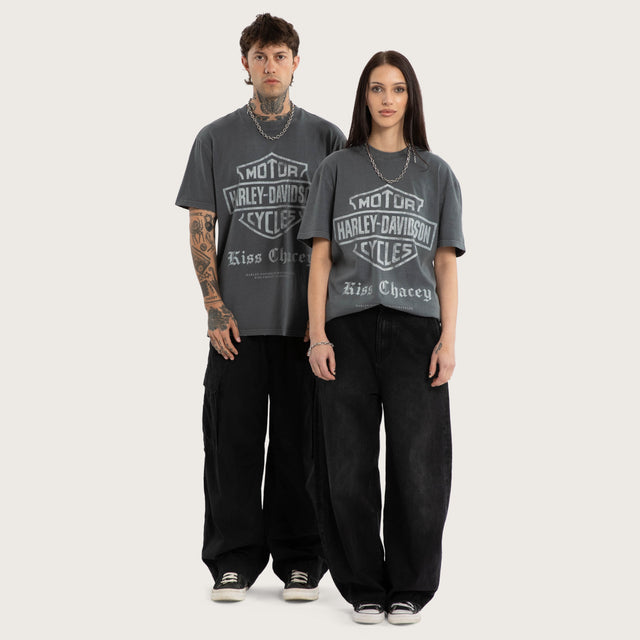 Model wears Downshift Relaxed Tee Pigment Turbulence T-Shirts Grey – image 5