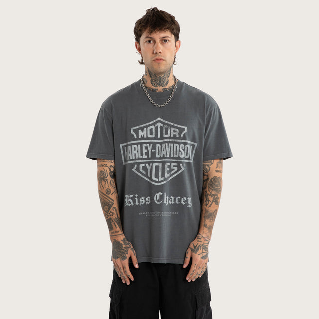 Model wears Downshift Relaxed Tee Pigment Turbulence T-Shirts Grey – image 2