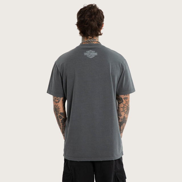 Model wears Downshift Relaxed Tee Pigment Turbulence T-Shirts Grey – image 3