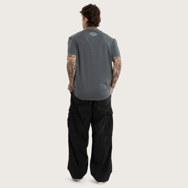Model wears Downshift Relaxed Tee Pigment Turbulence T-Shirts Grey – image 6