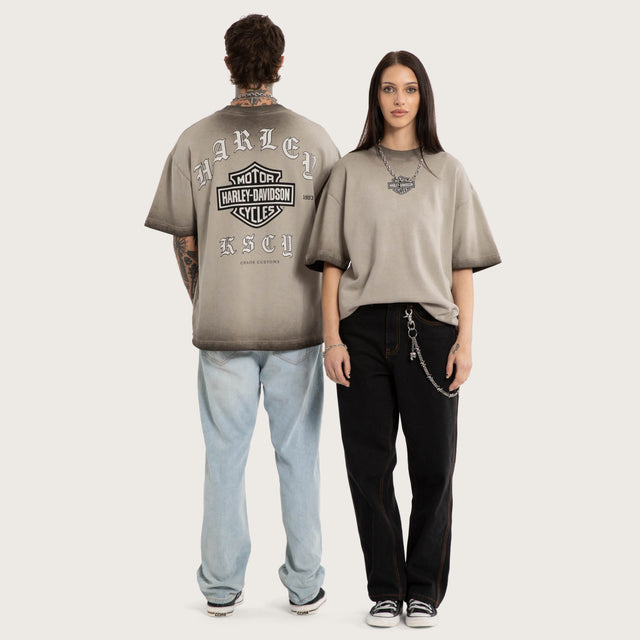 Model wears Upshift Loopback Street Tee Oil Washed T-Shirts Grey – image 5