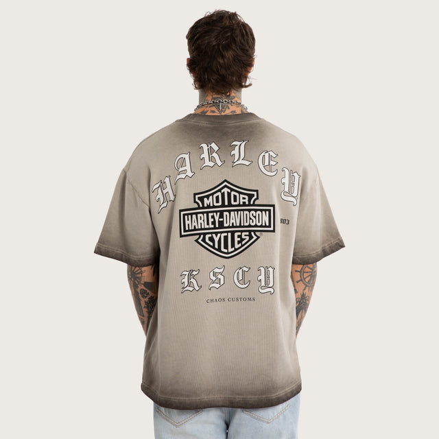 Model wears Upshift Loopback Street Tee Oil Washed T-Shirts Grey – image 2