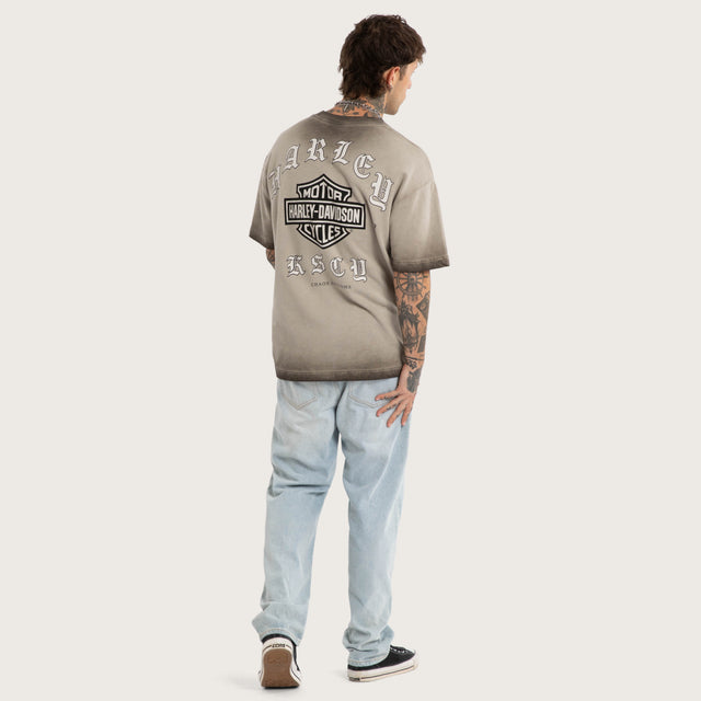 Model wears Upshift Loopback Street Tee Oil Washed T-Shirts Grey – image 6