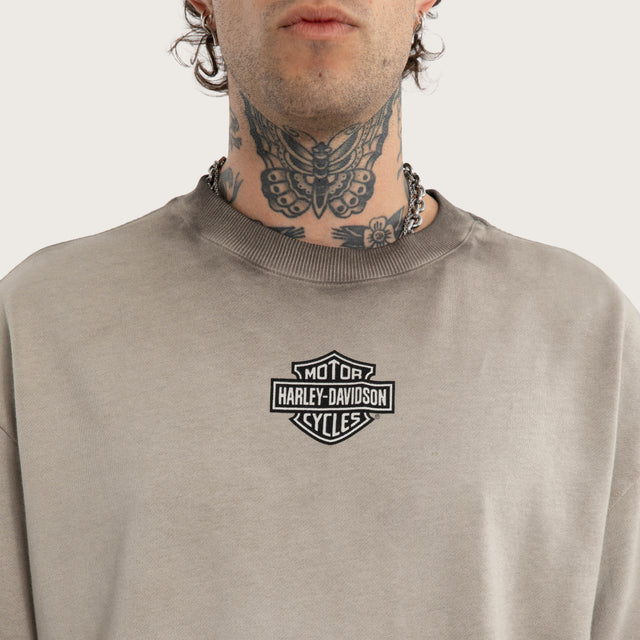 Model wears Upshift Loopback Street Tee Oil Washed T-Shirts Grey – image 3