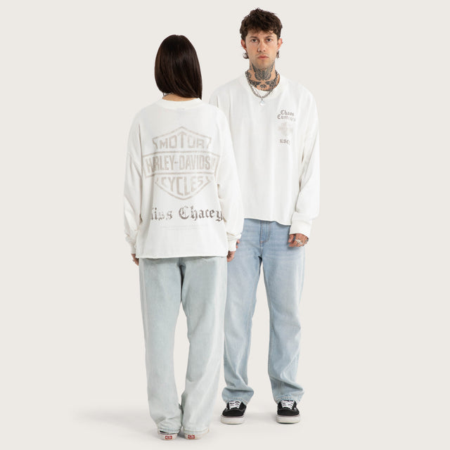 Model wears Gear Box Fit Sweater Natural White Longsleeve T-Shirts White – image 8