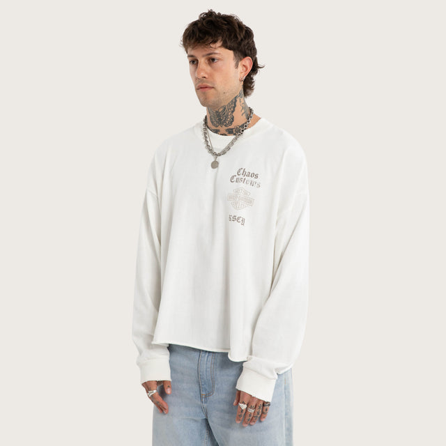 Model wears Gear Box Fit Sweater Natural White Longsleeve T-Shirts White – image 4