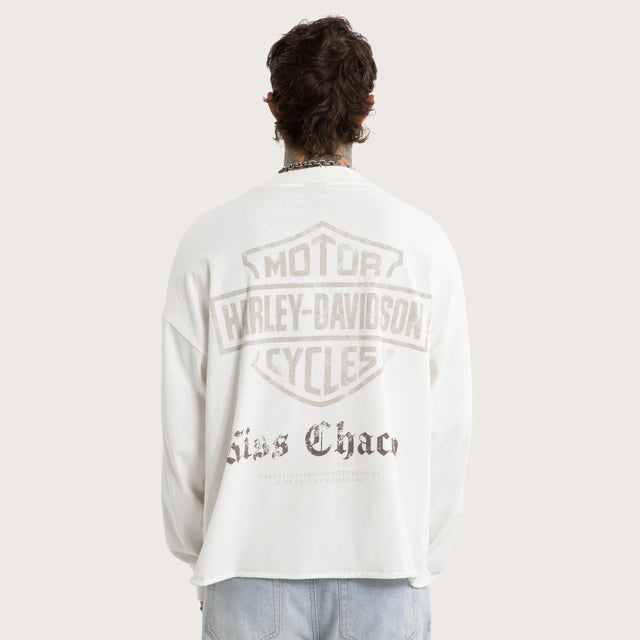 Model wears Gear Box Fit Sweater Natural White Longsleeve T-Shirts White – image 3