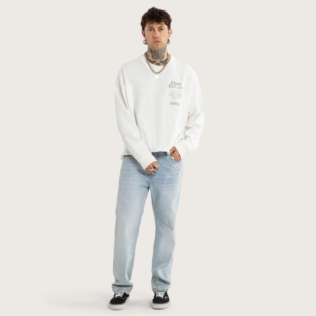 Model wears Gear Box Fit Sweater Natural White Longsleeve T-Shirts White – image 5