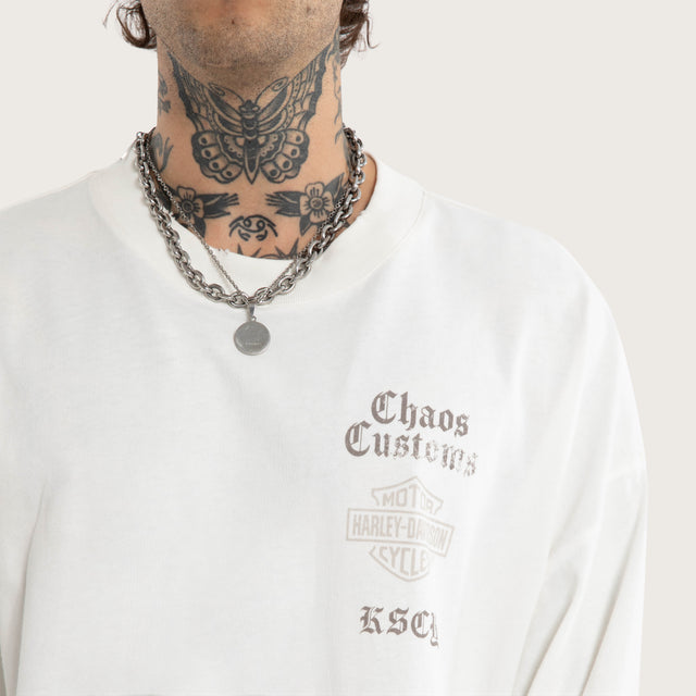 Model wears Gear Box Fit Sweater Natural White Longsleeve T-Shirts White – image 7
