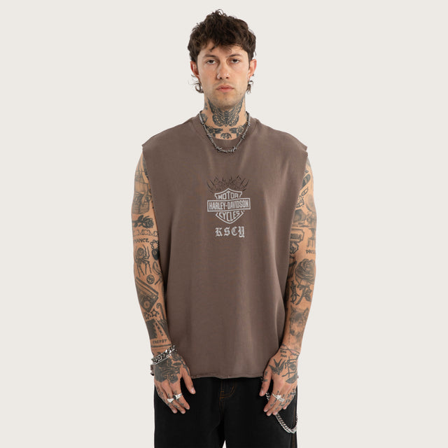 Model wears Pivot Loopback Muscle Pigment Tan Muscle Tees Brown – image 5