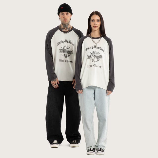 Model wears Dismount Raglan LS Tee Asphalt/Blanc De Blanc Longsleeve T-Shirts White – image 6