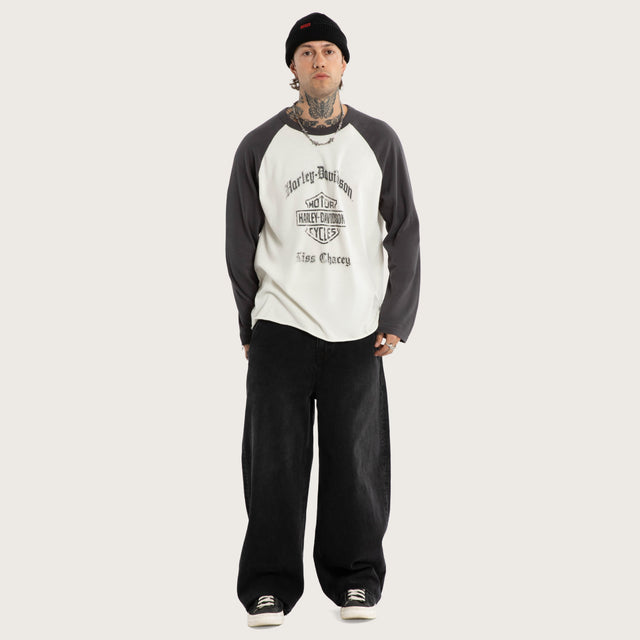 Model wears Dismount Raglan LS Tee Asphalt/Blanc De Blanc Longsleeve T-Shirts White – image 7