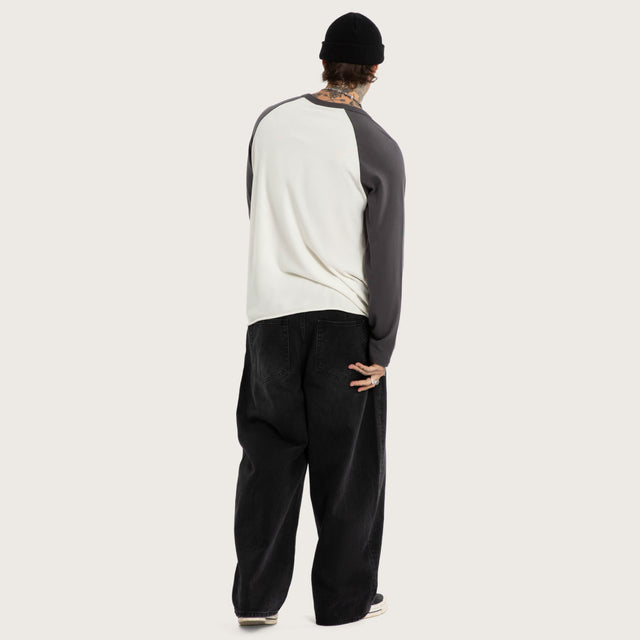 Model wears Dismount Raglan LS Tee Asphalt/Blanc De Blanc Longsleeve T-Shirts White – image 8