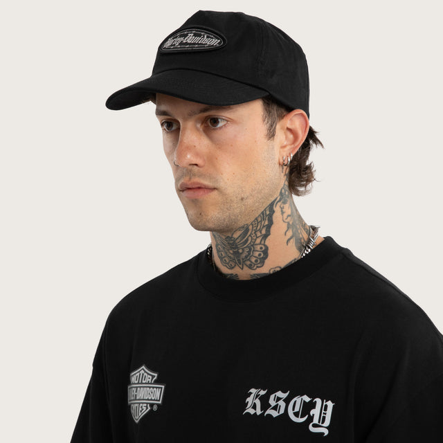 Model wears Detect Convoy Cap Jet Black Caps Black – image 3