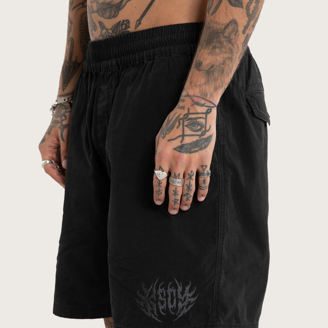 Model wears Mosh Baggy Short 2.0 Jet Black Shorts Black – image 5