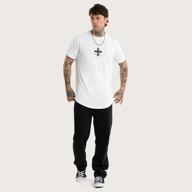 Model wears Resolved Dual Curved Tee Optical White T-Shirts White – image 5
