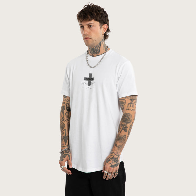 Model wears Resolved Dual Curved Tee Optical White T-Shirts White – image 3