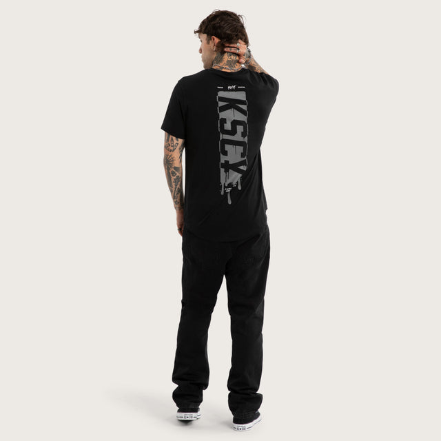 Model wears Dream Dual Curved Tee Jet Black/Castle Rock T-Shirts Black – image 6