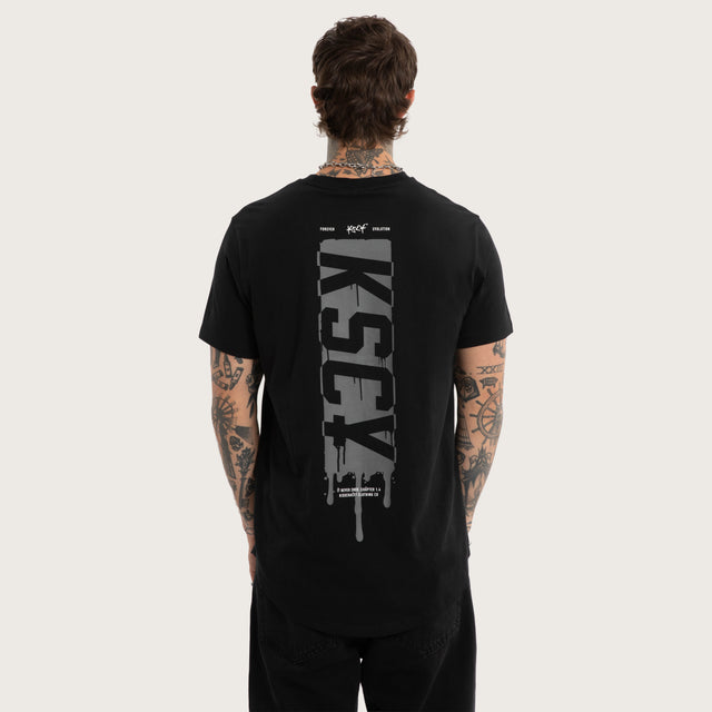 Model wears Dream Dual Curved Tee Jet Black/Castle Rock T-Shirts Black – image 2