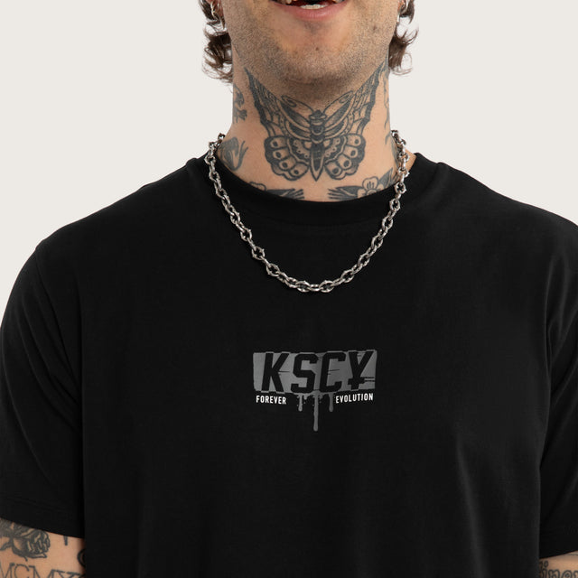 Model wears Dream Dual Curved Tee Jet Black/Castle Rock T-Shirts Black – image 4