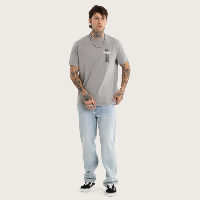 Model wears Ravage Standard Tee Pigment Alloy T-Shirts Grey – image 5