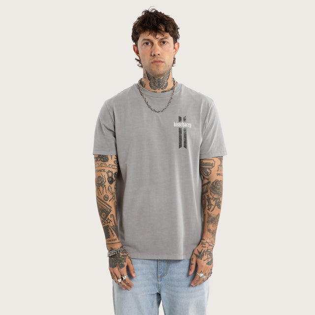 Model wears Ravage Standard Tee Pigment Alloy T-Shirts Grey – image 1