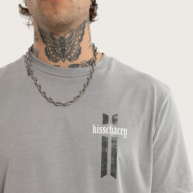 Model wears Ravage Standard Tee Pigment Alloy T-Shirts Grey – image 4