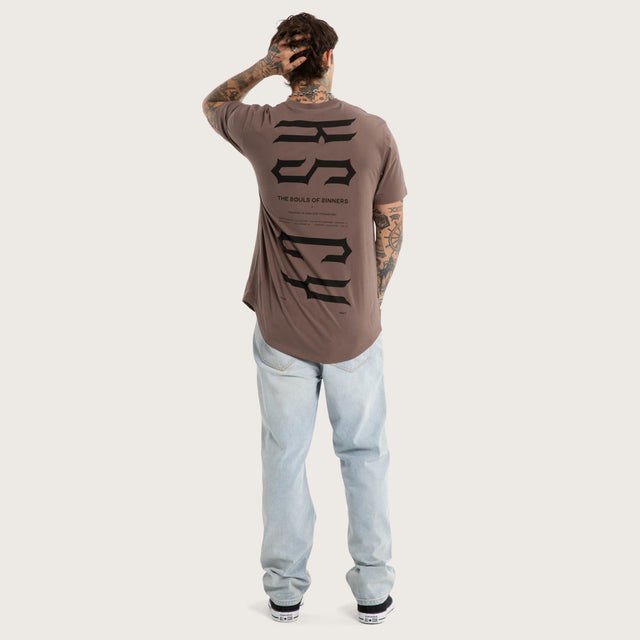 Model wears Trapped Dual Curved Tee Iron T-Shirts Grey – image 6