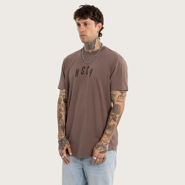 Model wears Trapped Dual Curved Tee Iron T-Shirts Grey – image 3