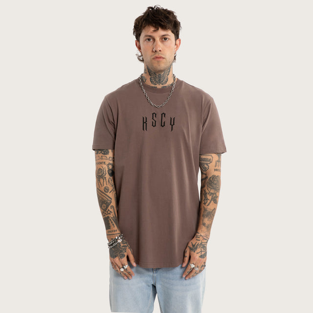 Model wears Trapped Dual Curved Tee Iron T-Shirts Grey – image 1