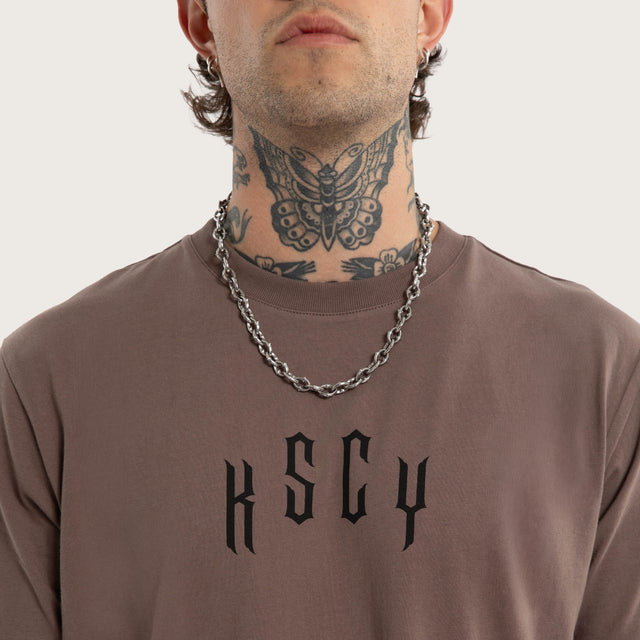 Model wears Trapped Dual Curved Tee Iron T-Shirts Grey – image 4