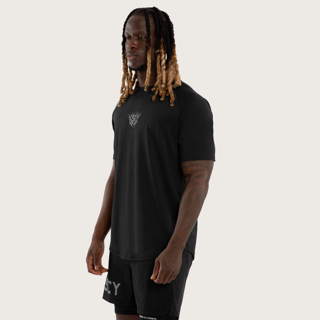 Model wears Fuel Training Raglan Tee Anthracite Black T-Shirts Black – image 3