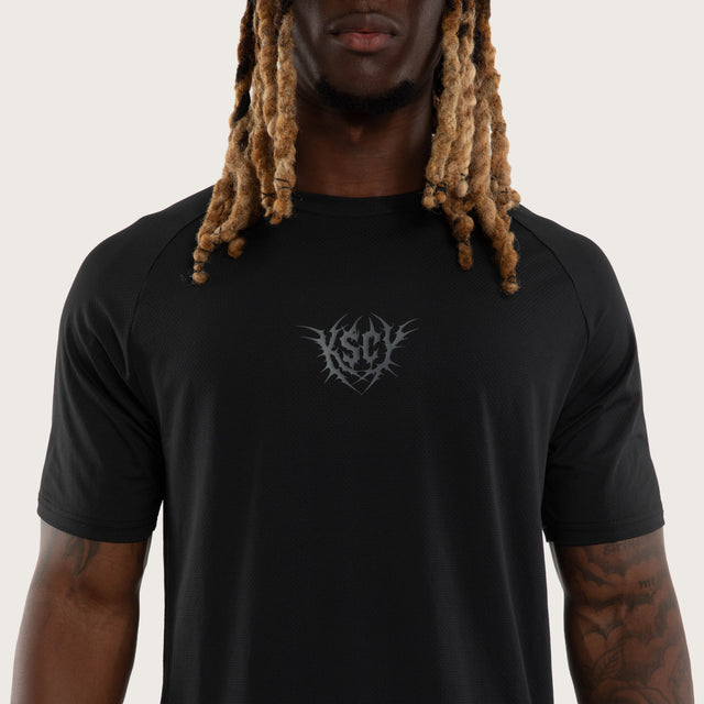 Model wears Fuel Training Raglan Tee Anthracite Black T-Shirts Black – image 4