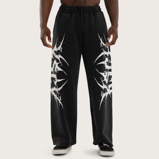 Model wears Chaotic Baggy Trackpant Black Trackpants Black – image 4