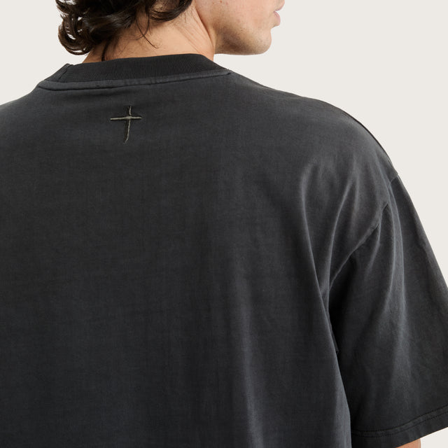Model wears Brooks Heavy Box Fit Tee Pigment Asphalt T-Shirts in Grey - Image 3