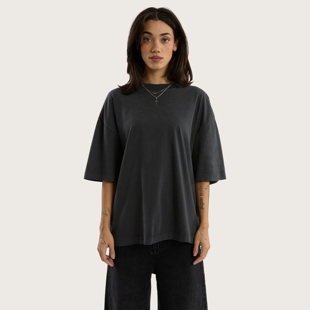 Model wears Gillette Heavy Crop Tee Pigment Asphalt T-Shirts in Grey - Image 4