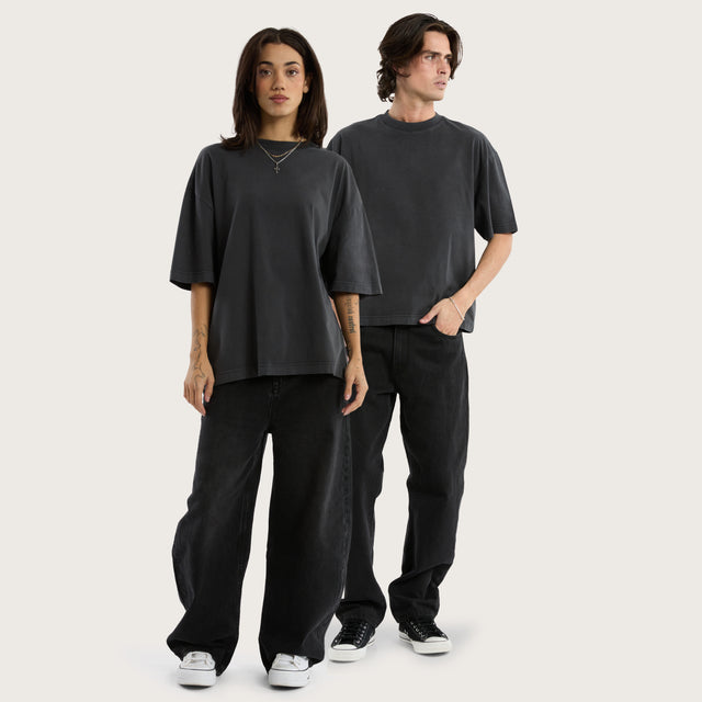 Model wears Gillette Heavy Crop Tee Pigment Asphalt T-Shirts in Grey - Image 7