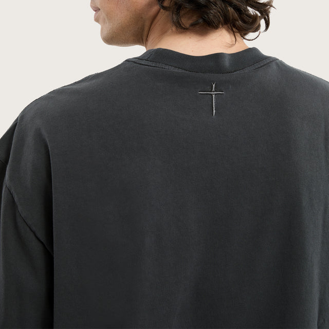 Model wears Gillette Heavy Crop Tee Pigment Asphalt T-Shirts in Grey - Image 3