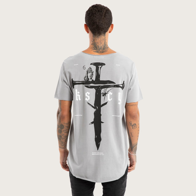 Model wears Made of Iron Raw Neck Tee Pigment Alloy T-Shirts Grey – image 2