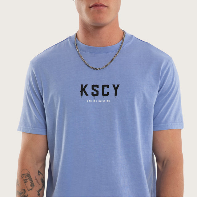 Model wears Division Dual Curved Tee Pigment Paloma T-Shirts Grey – image 3