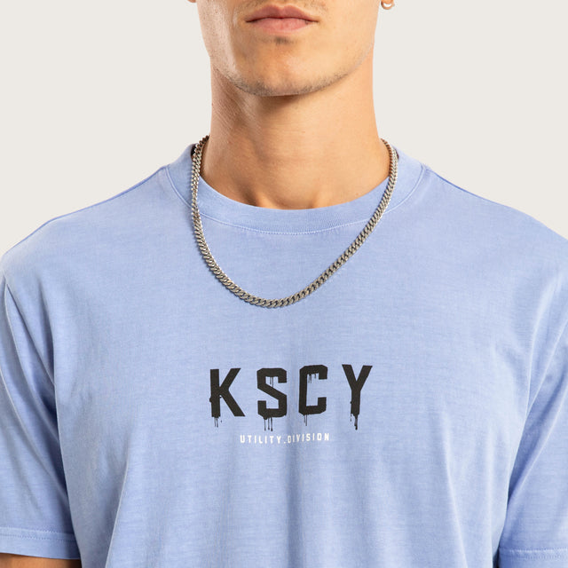 Model wears Division Dual Curved Tee Pigment Purple Trumpet T-Shirts Purple – image 3